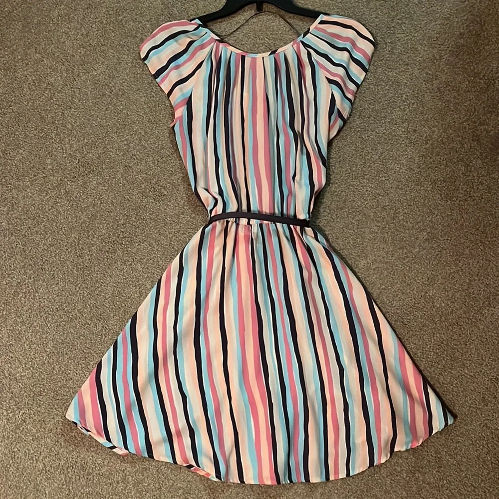Women’s Lauren Conrad dress with belt. - Picture 2 of 4